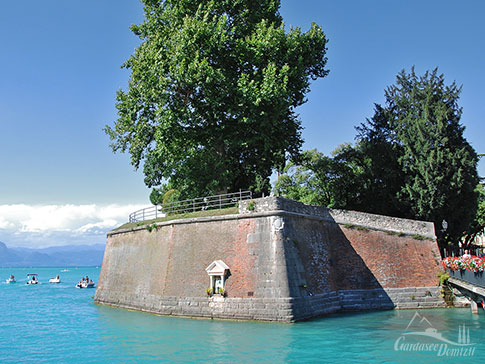 Die Altstadt von Peschiera del Garda ist von dicken Festungsmauern umgeben, Suedufer Gardasee, Italien