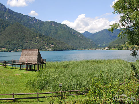 Nachbauten von praehistorischen Pfahlbauten am Ledrosee, Italien