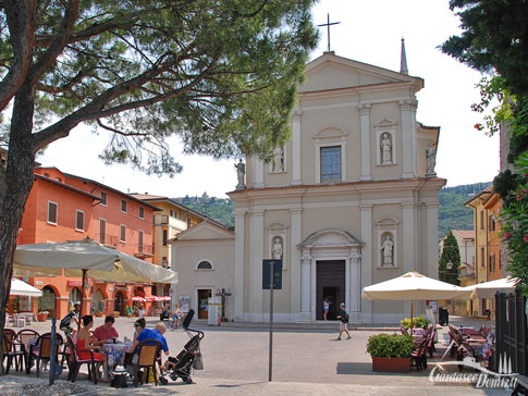 Piazza della Chiesa, Kirche Santi Pietro e Paolo, Torri del Benaco, Gardasee, Italien