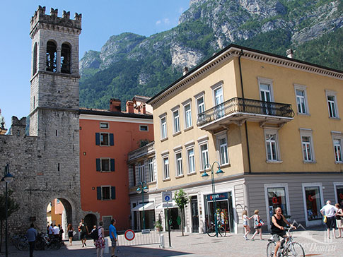 Die Porta San Michele am Eingang zur Alstadt von Riva del Garda am Gardasee