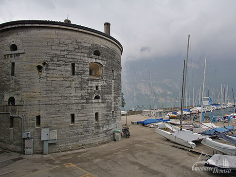 Sperrwerk am Hafen Porto San Nicolo, dem Startpunkt zur Wanderung auf den Monte Brione, Riva del Garda, Gardasee, Italien