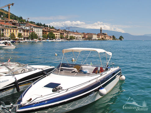 Lungolago, Promenade von Salò, Gardasee, Italien