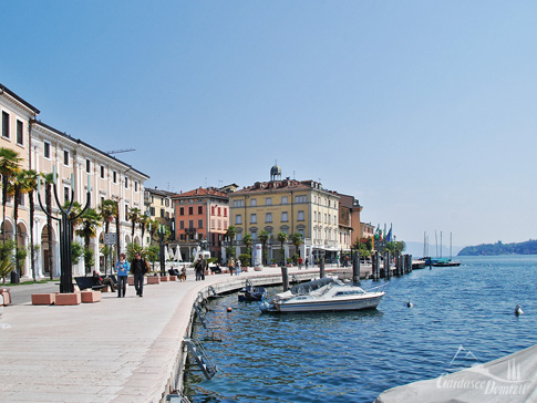 Lungolago, Promenade von Salò, Gardasee, Italien