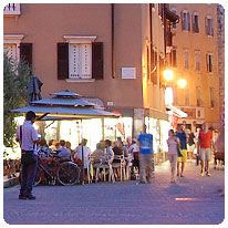 Abends trifft man sich im Ristorante ristorante, riva del garda, gardasee