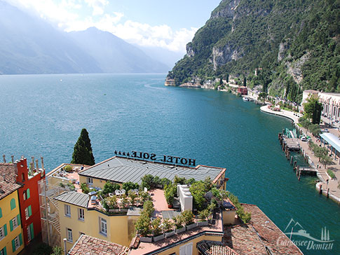 Riva del Garda - Blick vom Torre Apponale auf den Gardasee, Italien