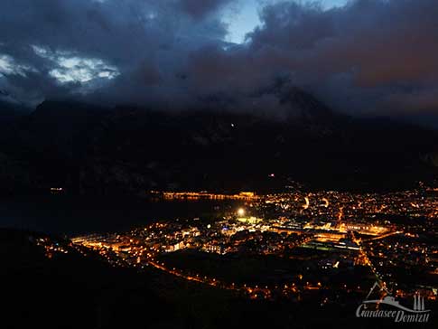 Abendlicher Blick vom Monte Brione auf Riva del Garda und den Gardasee
