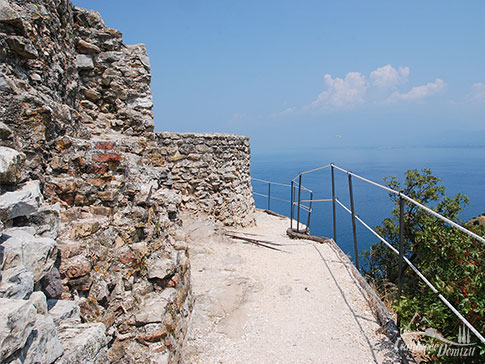 Rundgang um die alte Ruine der Rocca di Manerba am Gardasee, Italien