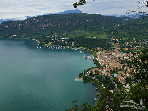 Blick von La Rocca auf Garda und den Gardasee
