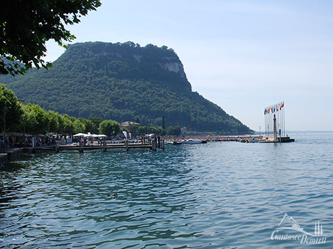 Der Tafelberg La Rocca mit der Rocca di Garda bei Garda am Gardasee