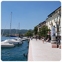 Die Promenade von Salo am Gardasee Promenade von Salo, Gardasee