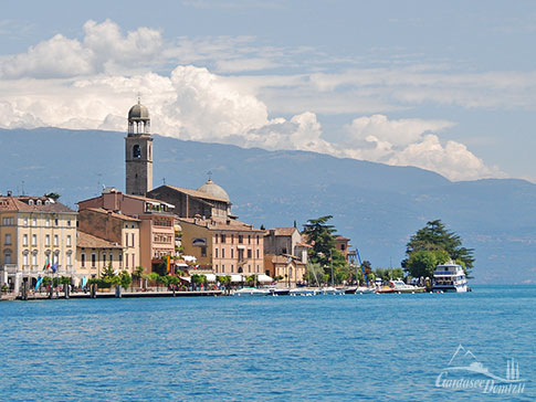 Die Promenade von Salo am Westufer des Gardasees, Italien