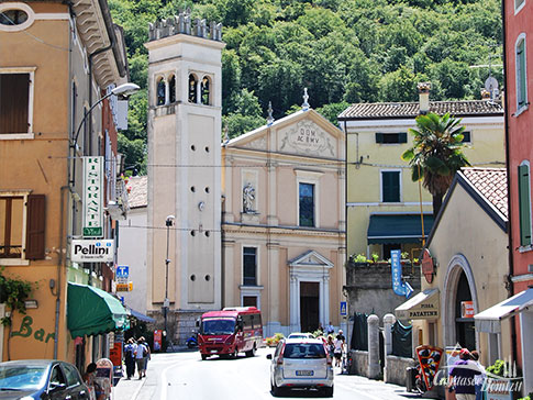 Kirche Santa Maria Assunta im Zentrum von Garda, Ostufer Gardasee, Italien