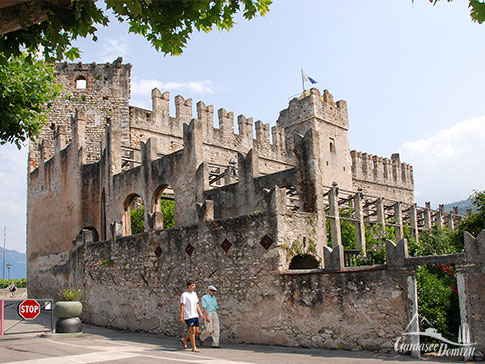 Die Scaligerburg von Torri del Benaco am Ostufer des Gardasees, Italien