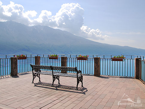 Die Schauderterrasse in Pieve di Tremosine mit einem atemberaubenden Blick auf den Gardasee, Italien