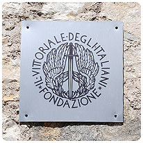 Schild am Eingang des Vittoriale degli Italiani Schild, Vittoriale degli Italiani