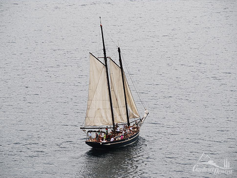 Auf der Siora Veronica auf Segelkreuzfahrt ueber den Gardasee, Italien