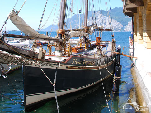 Der alte Frachtensegler Siora Veronica ist heute ein modernes Segelschiff auf dem Gardasee, Italien