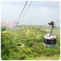 Gondel mit Blick auf Malcesine und den Gardasee Gondel, Seilbahn, Malcesine