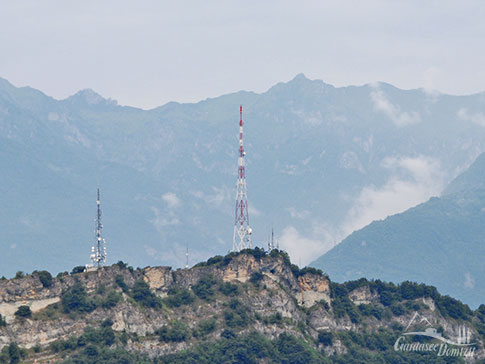 Der Sendemast auf dem Gipfel des Monte Brione, Gardasee, Italien