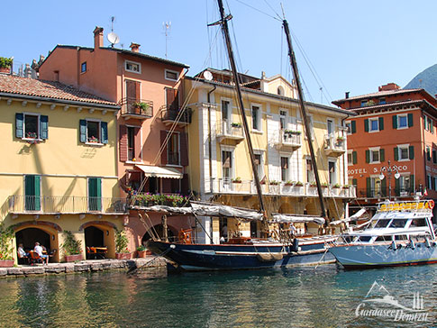 Die Siora Veronica im Hafen von Malcesine am Gardasee, Italien