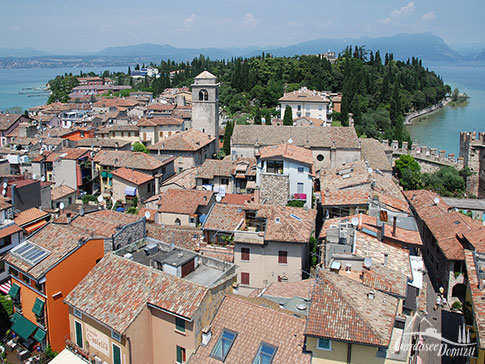 Blick auf die Altstadt von Sirmione und den suedlichen Gardasee, Italien