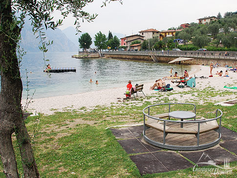 Der kleine Strand von Navene, direkt am Campingplatz nördlich von Malcesine am Gardasee, Italien