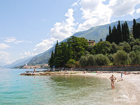 Der Strand Spaggia di Val di Sogno in Malcesine am Ostufer des Gardasees, Italien