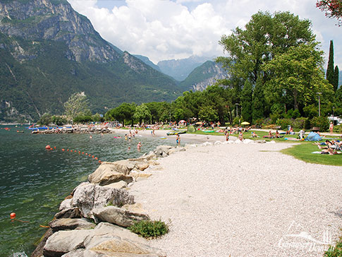 Spaggia Sabbioni - der lange Strand von Riva del Garda am Gardasee, Italien