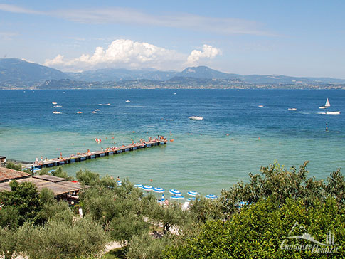 Der Lido delle Bionde am Ostufer der Landzunge von Sirmione am Gardasee, Italien