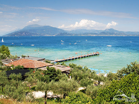 Der Lido delle Bionde in Sirmione am Suedufer des Gardasees, Italien