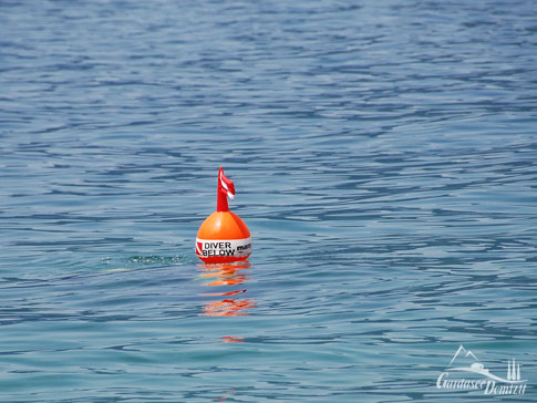 Tauchboje im Gardasee, Italien