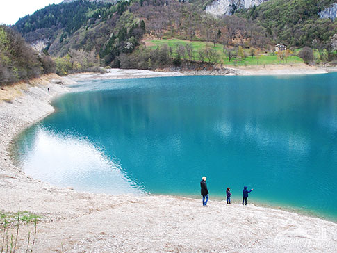 Türkisblau leuchtet das Wasser des Tennosees