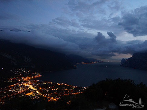 Abendlicher Blick vom Monte Brione auf Torbole sul Garda und den Gardasees, Italien
