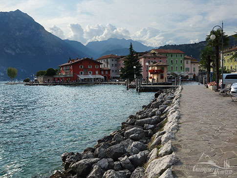 Abendlicher Spaziergang am Gardasee entlang der Promenade von Torbole, Italien