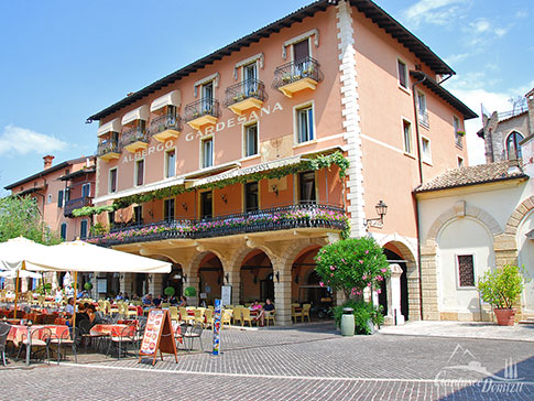 Palazzo della Gardesana, Hotel und Restaurant am Hafen im Zentrum von Torri del Benaco am Gardasee, Italien