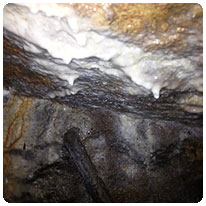 Kalkablagerungen an den Wänden der Grotta Tanella Tropfsteine, Hoehle, Grotta Tanella