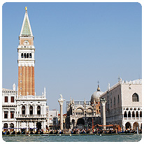 Der Markusplatz mit dem Campanile Markusplatz, Venedig, Italien