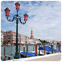 Mit der Gondel durch die Kanäle der Stadt Gondeln, Venedig, Italien