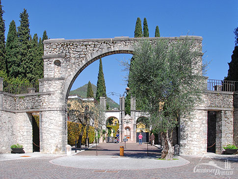 Eingangsportal zur Vittoriale degli Italiani, Gardone Riviera, Westufer des Gardasees, Italien