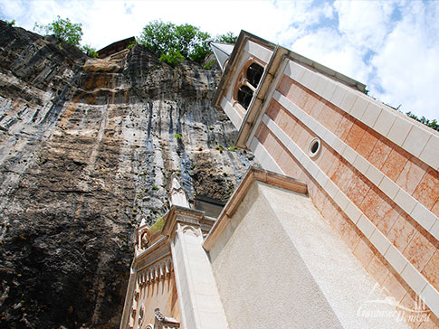 Die Wallfahrtskirche Madonna della Corona ist direkt am steilen Felsabhang gebaut, Gardasee, Italien
