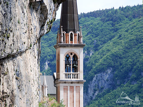 Glockenturm der Wallfahrtskirche Madonna della Corona, Gardasee, Italien