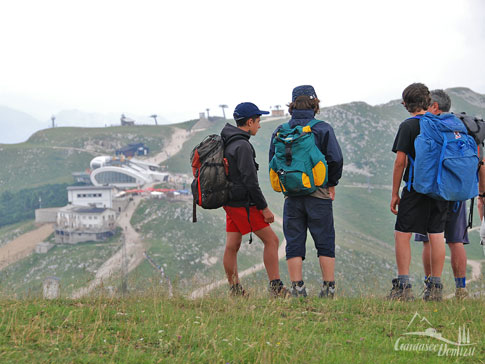 Wanderer am Nordufer des Gardasees, Italien