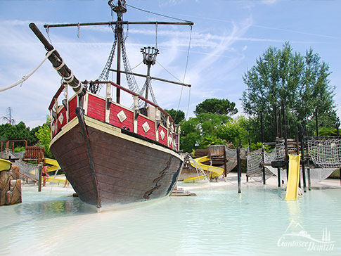 Piratenboot im Canevaworld Aquapark am Gardasee, Italien