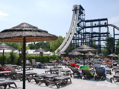 Eine der riesigen Wasserrutschen im Caneva Aquapark, Lazise, Gardasee, Italien