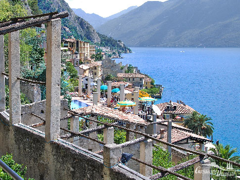 Blick von der Limonaia auf Limone sul Garda und den Gardasee, Italien