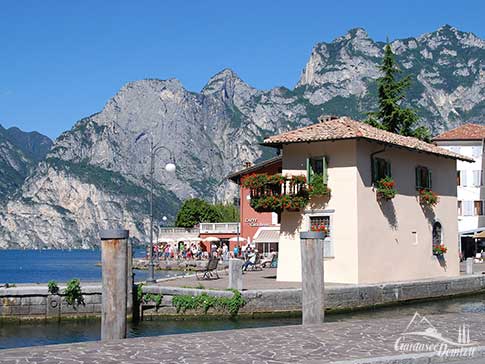 Das alte Zollhaus am Hafen von Torbole sul Garda am Gardasee, Italien